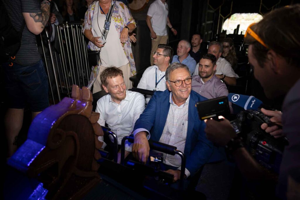 Ministerpräsident Michael Kretschmer und Europapark Rust Gründer Roland Mack in der neuen Wasserachterbahn. Foto: Freizeitpark Plohn