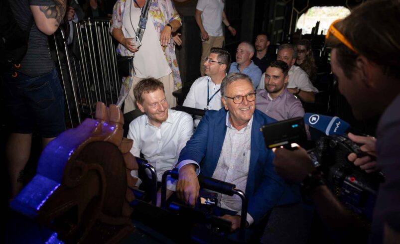 Ministerpräsident Michael Kretschmer und Europapark Rust Gründer Roland Mack in der neuen Wasserachterbahn. Foto: Freizeitpark Plohn