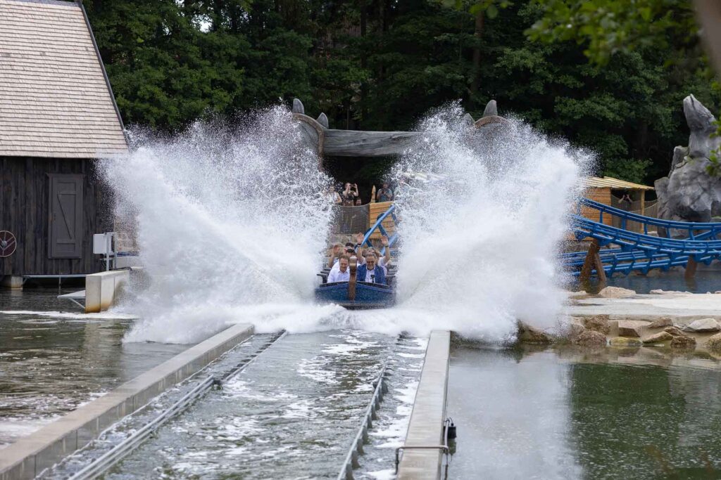 Das Interesse an der Einweihung von „Dønnervind“ im Freizeitpark Plohn war bemerkenswert hoch. Foto: Freizeitpark Plohn
