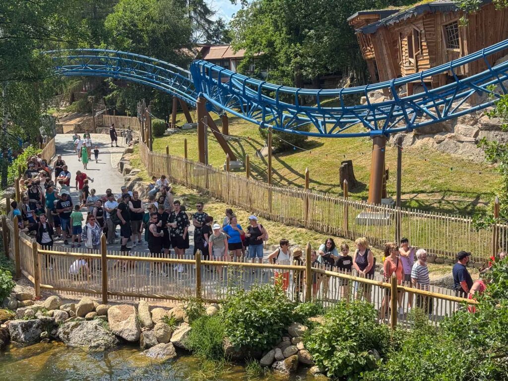 Im Freizeitpark Plohn jagt Dønnervind als Weltneuheit übers Wasser. Foto: M. Reißmann