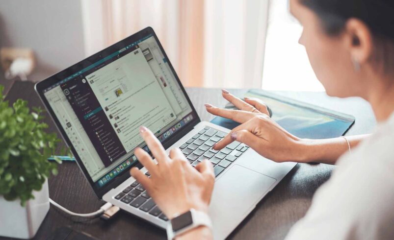 Am Laptop entsteht im Backend eine Internetseite