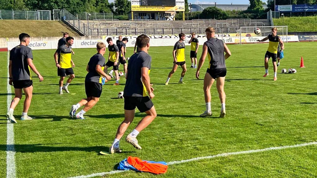 Auftakttraining wird zur Hitzeschlacht. Plauener Spieler absolvieren erstes Training mit Cheftrainer Sven Köhler. Foto: Sebastian Höfer