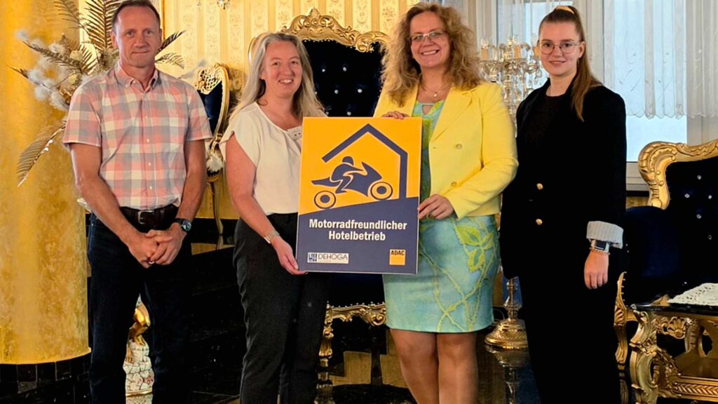 Freut sich zusammen mit ihrem Team über die erneute Verleihung des Qualitätssiegel: Hotelchefin Alexandra Glied