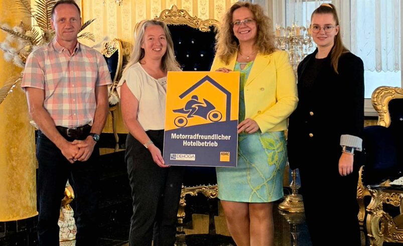 Freut sich zusammen mit ihrem Team über die erneute Verleihung des Qualitätssiegel: Hotelchefin Alexandra Glied