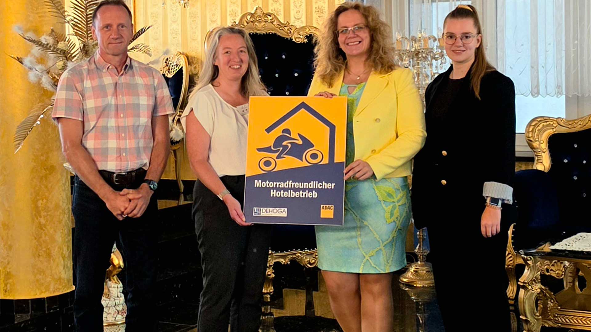 Freut sich zusammen mit ihrem Team über die erneute Verleihung des Qualitätssiegel: Hotelchefin Alexandra Glied