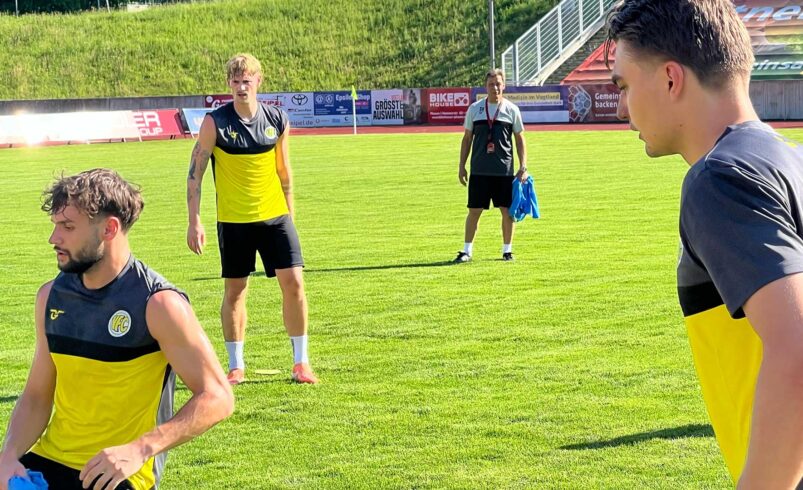 Hat alles im Blick: Sven Köhler (Bildmitte) ist neuer Cheftrainer beim VFC Plauen. Foto: Sebastian Höfer
