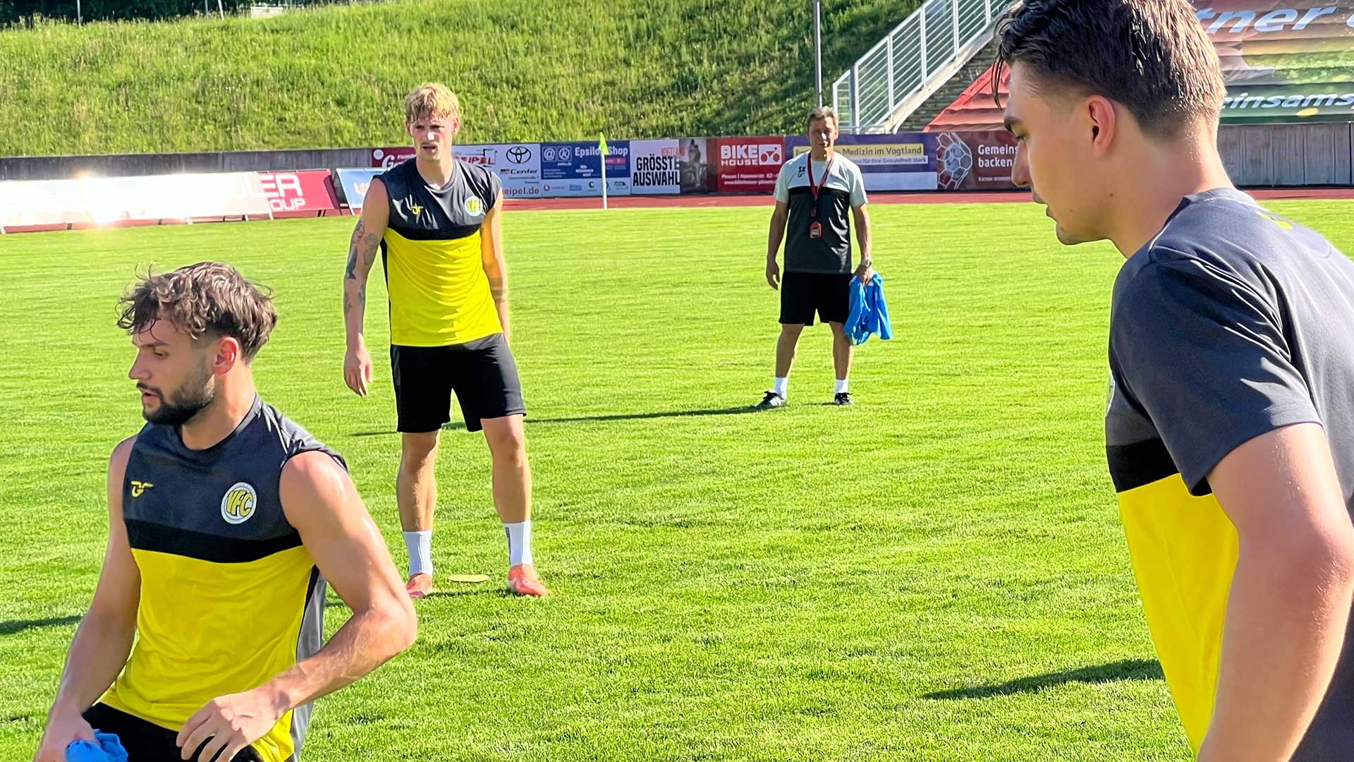 Hat alles im Blick: Sven Köhler (Bildmitte) ist neuer Cheftrainer beim VFC Plauen. Foto: Sebastian Höfer