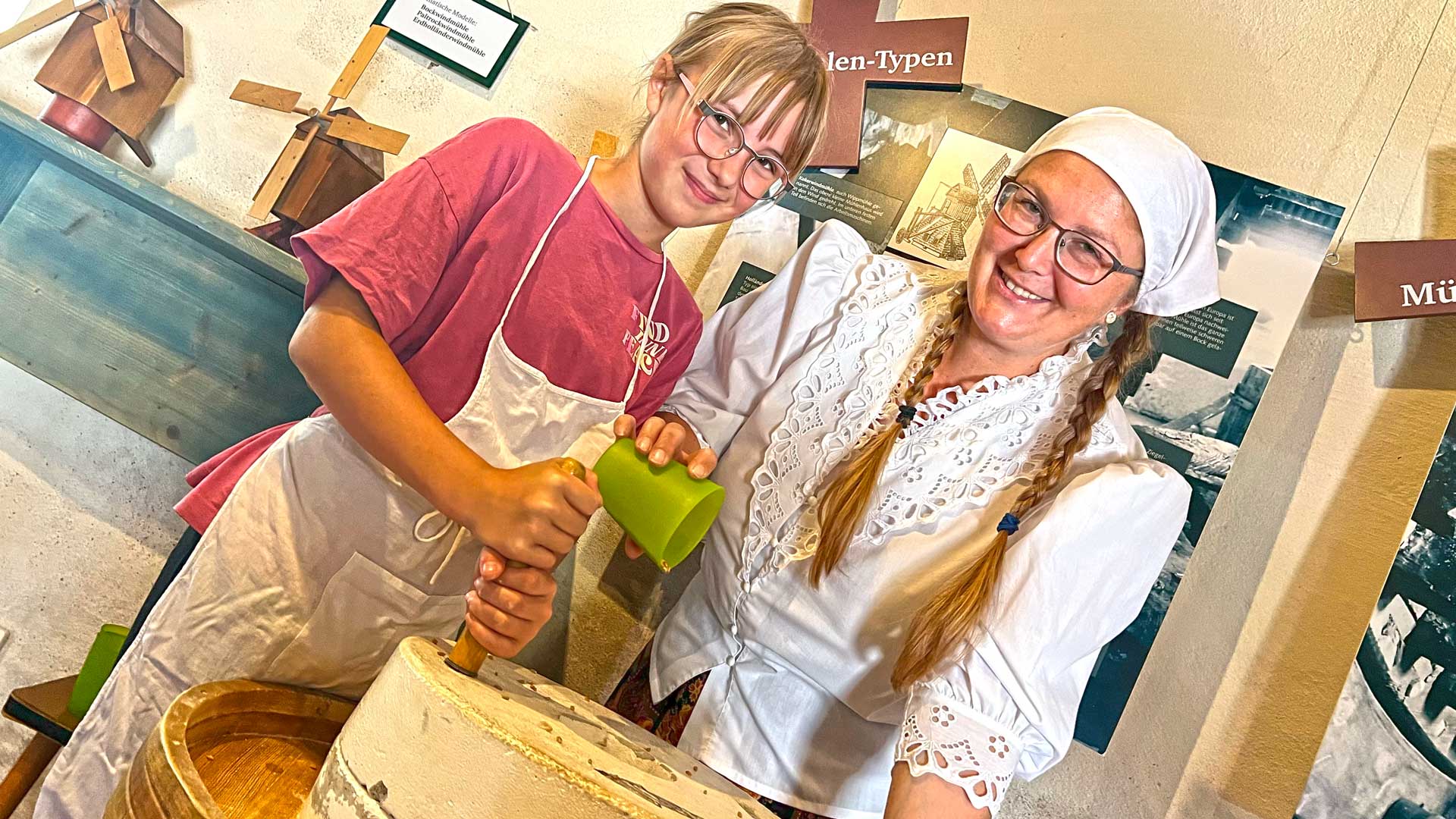 Ferienmontag in Syrauer Windmühle. Mehl mahlen, Stockbrot backen