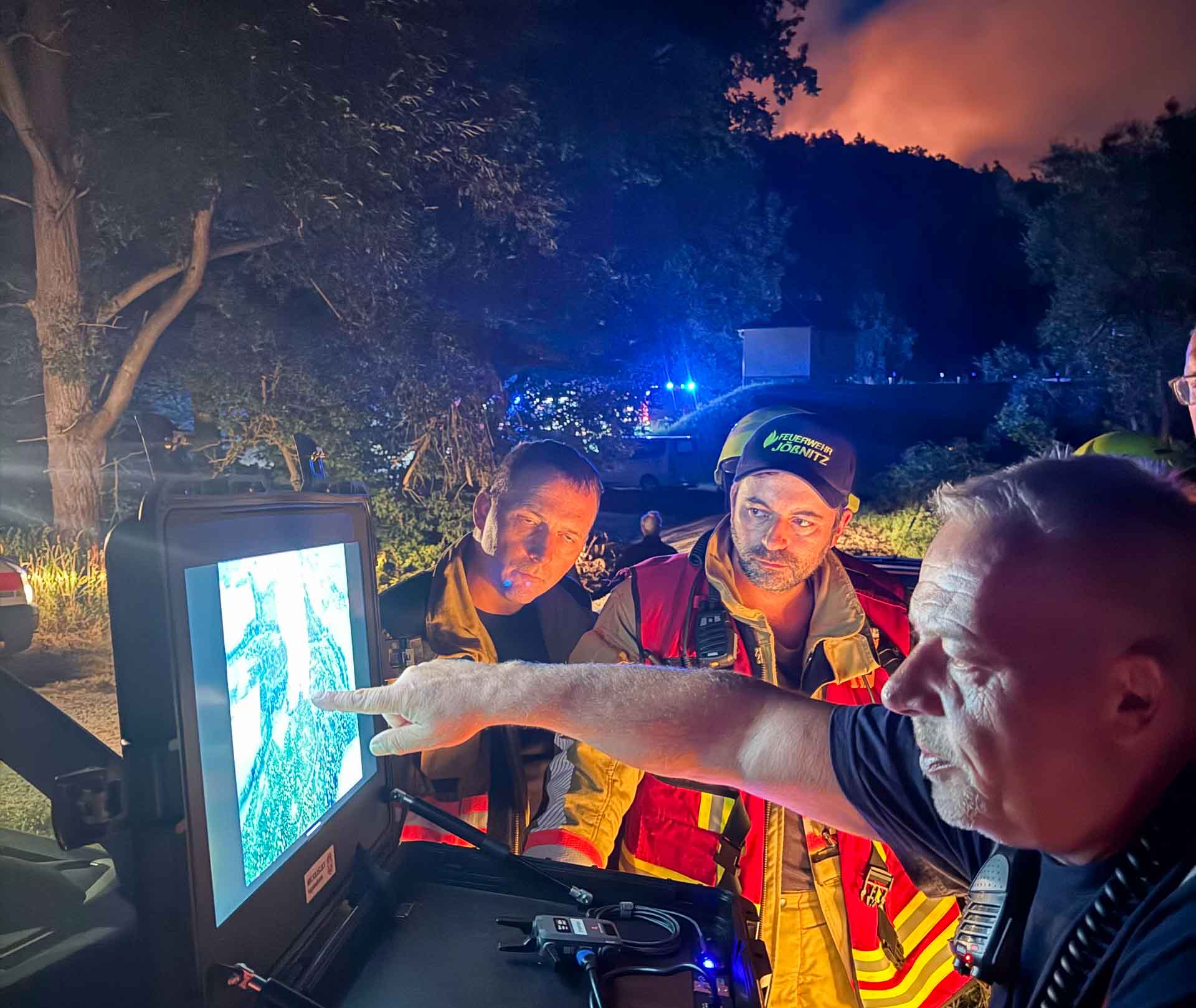 Feuerwehren und THW bekämpfen im Vogtland großen Flächenbrand bei Plauen