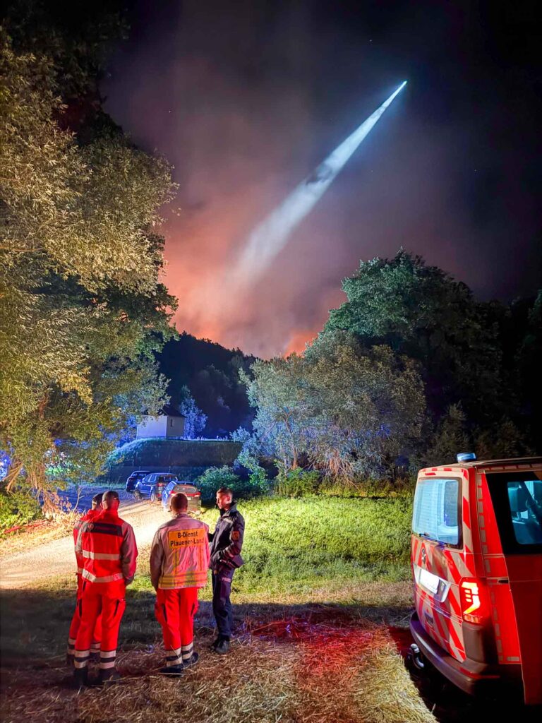 Großbrand im Wald bei Plauen: Hubschrauber und Katastrophenschutz im Dauereinsatz. Foto: Spitzenstadt.de