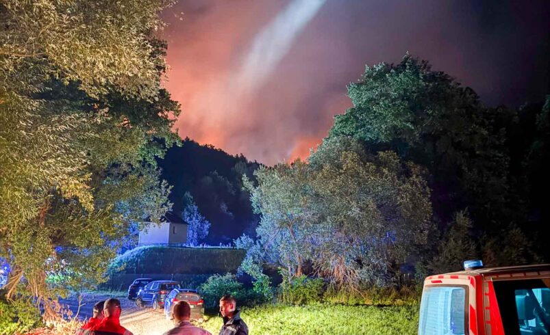 Großbrand im Wald bei Plauen: Hubschrauber und Katastrophenschutz im Dauereinsatz. Foto: Spitzenstadt.de