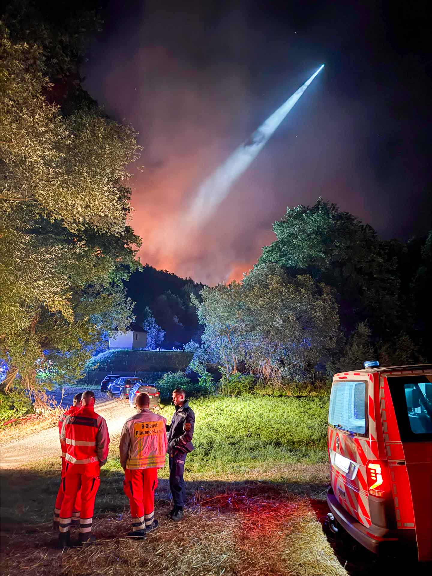 Großbrand im Wald bei Plauen: Hubschrauber und Katastrophenschutz im Dauereinsatz. Foto: Spitzenstadt.de