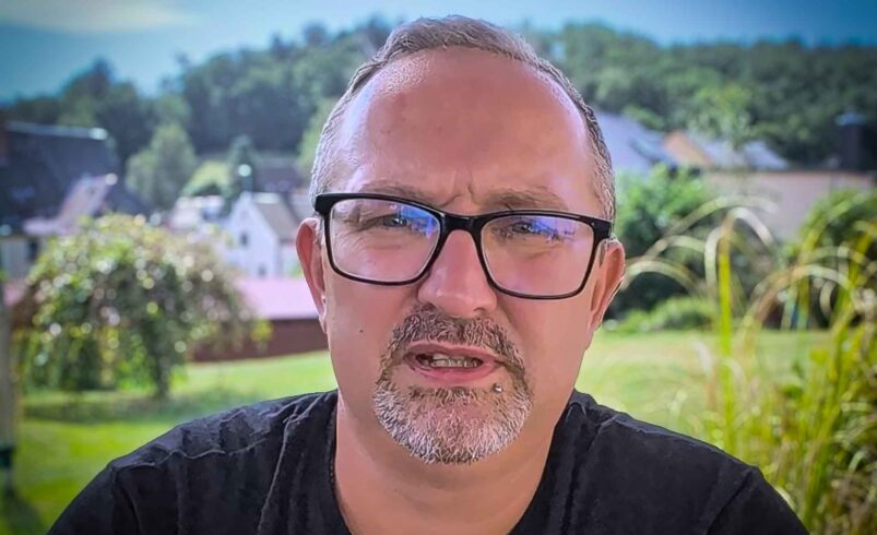 Marcel Baldauf, Mitbegründer der Initiative „Projekt M1llion“, will am Samstag bis zu 10.000 Menschen zum Protestzug durch Plauen mobilisieren. Foto: VOGTLAND-TV