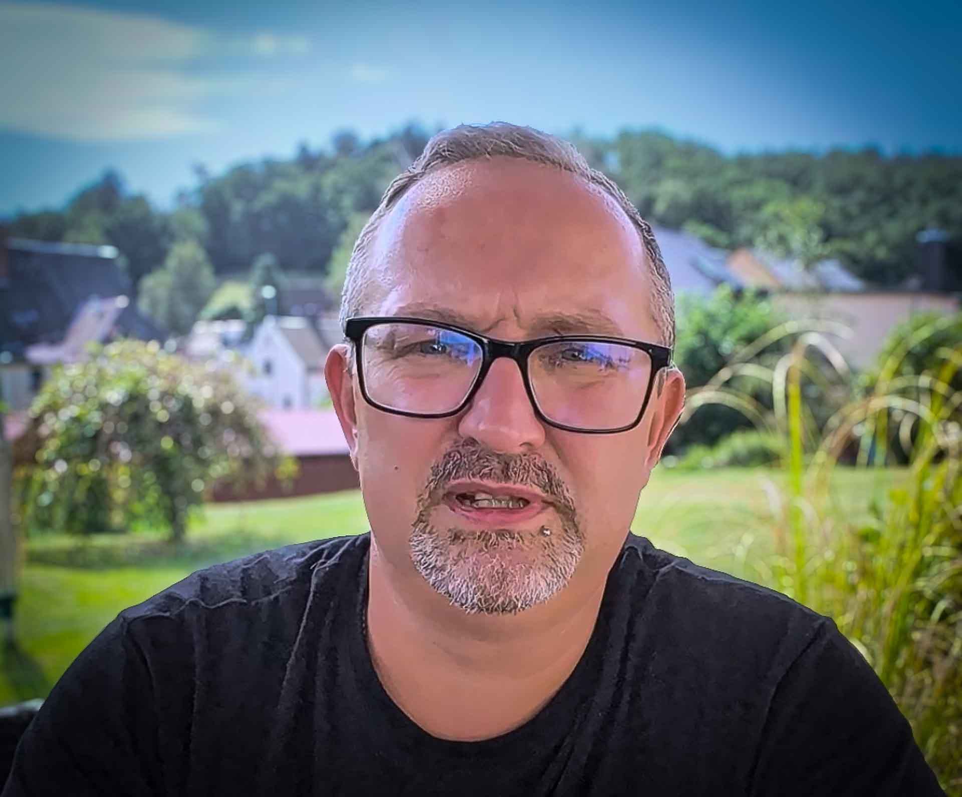 Marcel Baldauf, Mitbegründer der Initiative „Projekt M1llion“, will am Samstag bis zu 10.000 Menschen zum Protestzug durch Plauen mobilisieren. Foto: VOGTLAND-TV