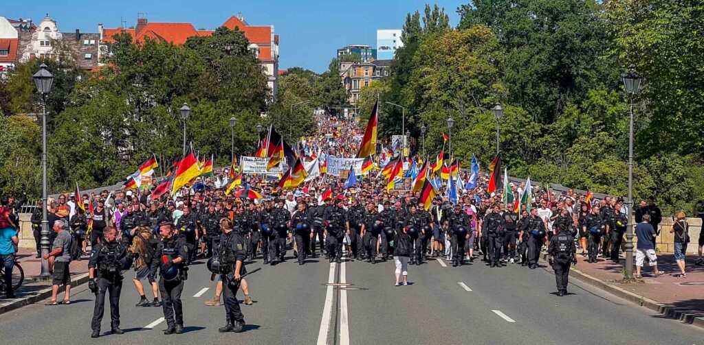 Mehr Menschen als erwartet nehmen am Protestzug durch Plauen teil. Foto: S. Höfer