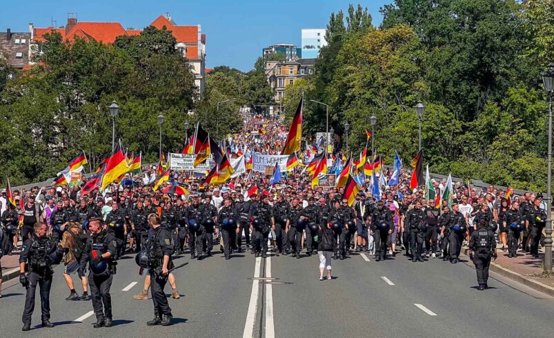 Mehr Menschen als erwartet nehmen am Protestzug durch Plauen teil. Foto: S. Höfer