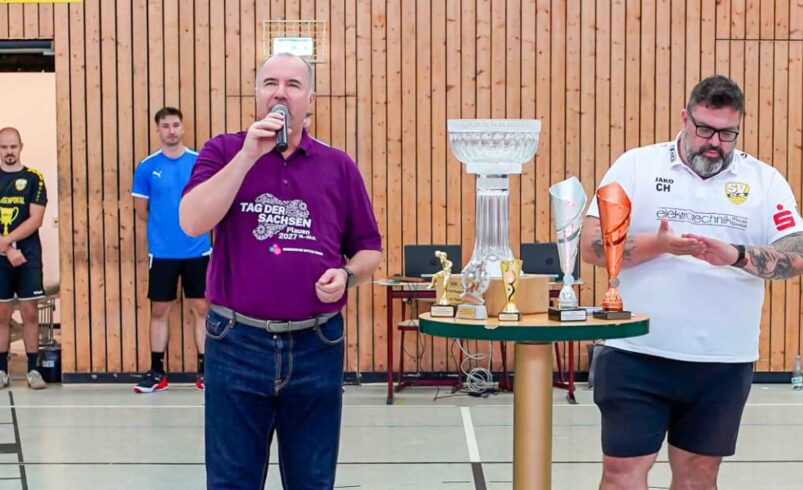 Oberbürgermeister überreicht Pokal und Ehrungen für die Besten. Foto: SV 04 Oberlosa