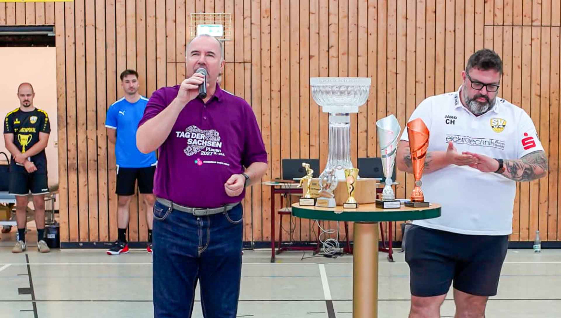 Oberbürgermeister überreicht Pokal und Ehrungen für die Besten. Foto: SV 04 Oberlosa