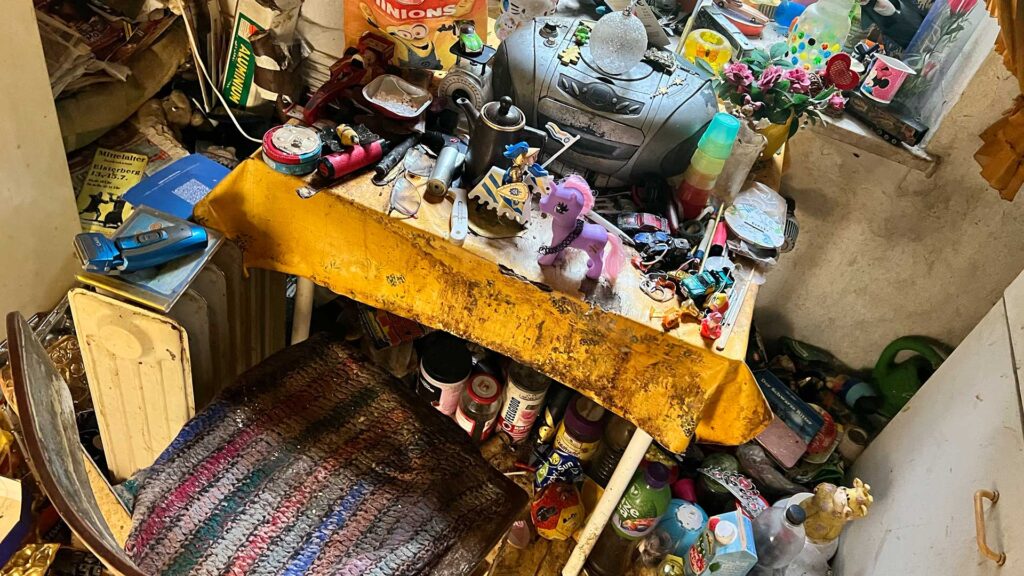 Unvorstellbar: An diesem Küchentisch saß jahrzehntelang der Mieter der Messie-Wohnung.