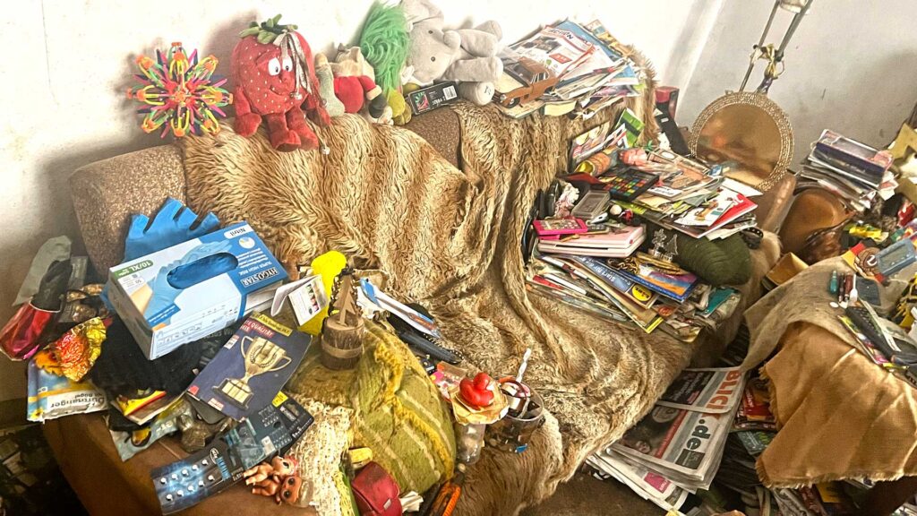 Ordnung im Chaos: Trotz seiner ausgedehnten Hortung von Gegenständen behielt sich der Bewohner einen Platz auf dem Sofa, von dem er sein ganzes Sammelsurium im Blick hatte.
