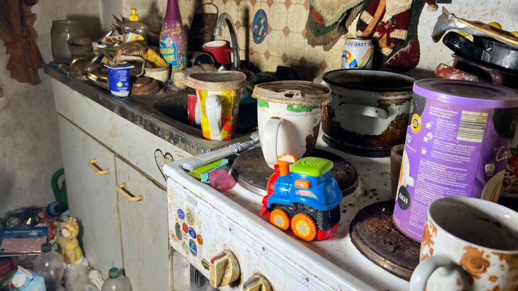 Keine Nutzung mehr möglich: Kinderspielzeug, Zahnbürste, Unrat und Essensreste blockieren einen normalen Küchenablauf.