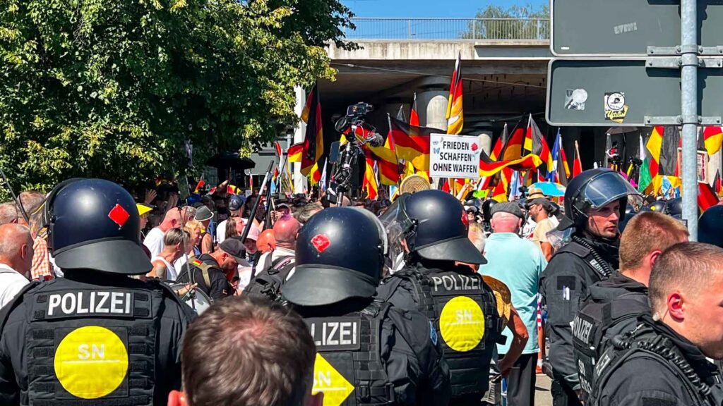 „Merz muss weg“–Rufe und Signal-Erwartung prägen Protest in Plauen