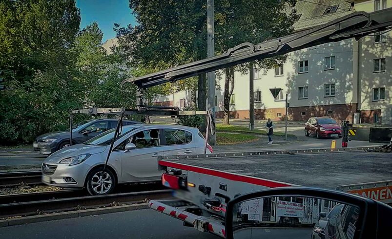 Auto gerät in Plauen ins Gleisbett. Foto: K. Höfer