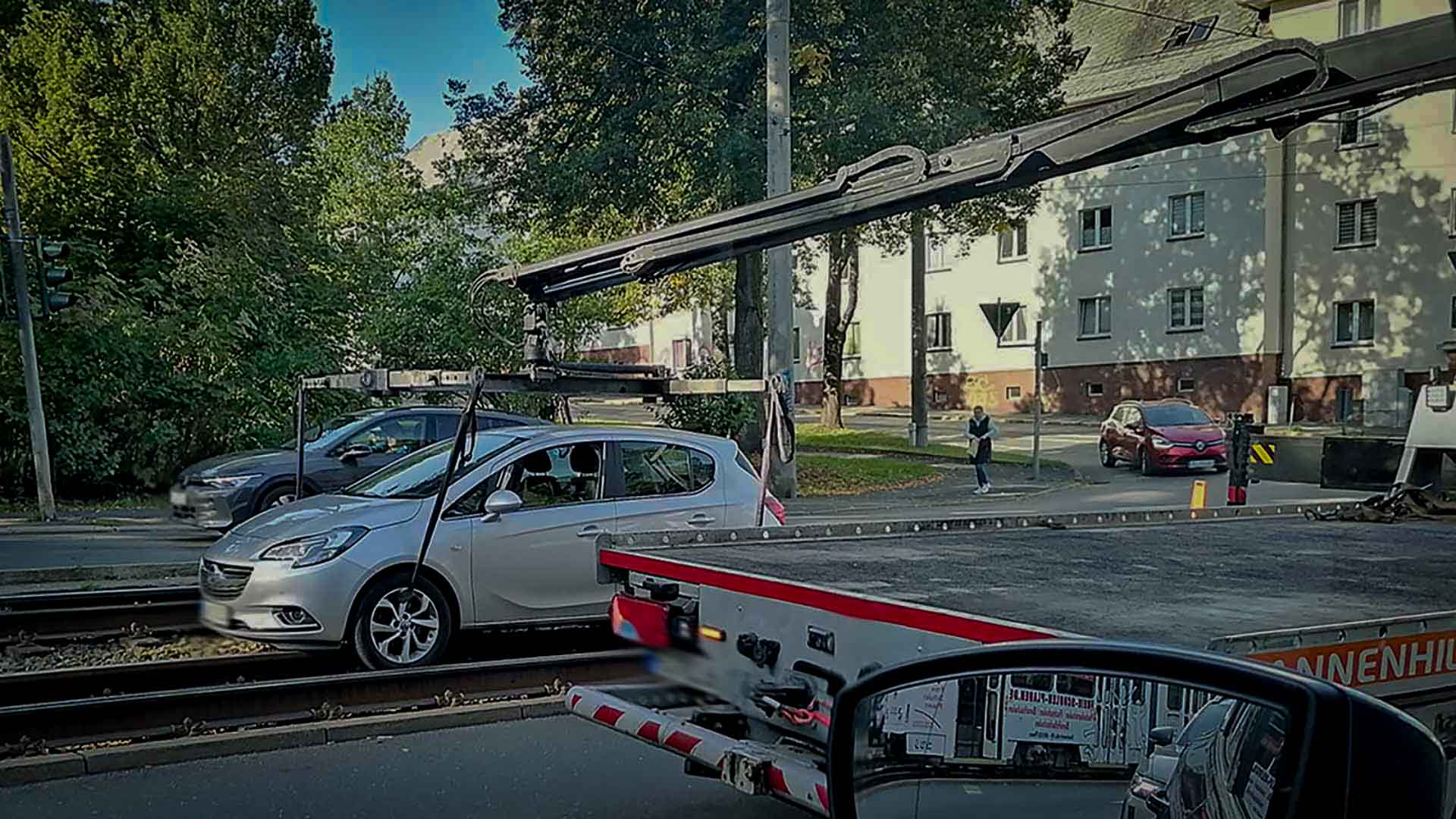 Auto gerät in Plauen ins Gleisbett. Foto: K. Höfer