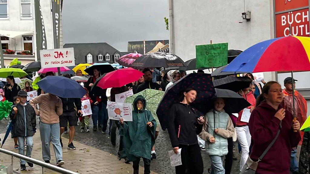 Lautstark und mit selbstgestalteten Plakaten zogen die Protestler durch die Plauener Innenstadt.