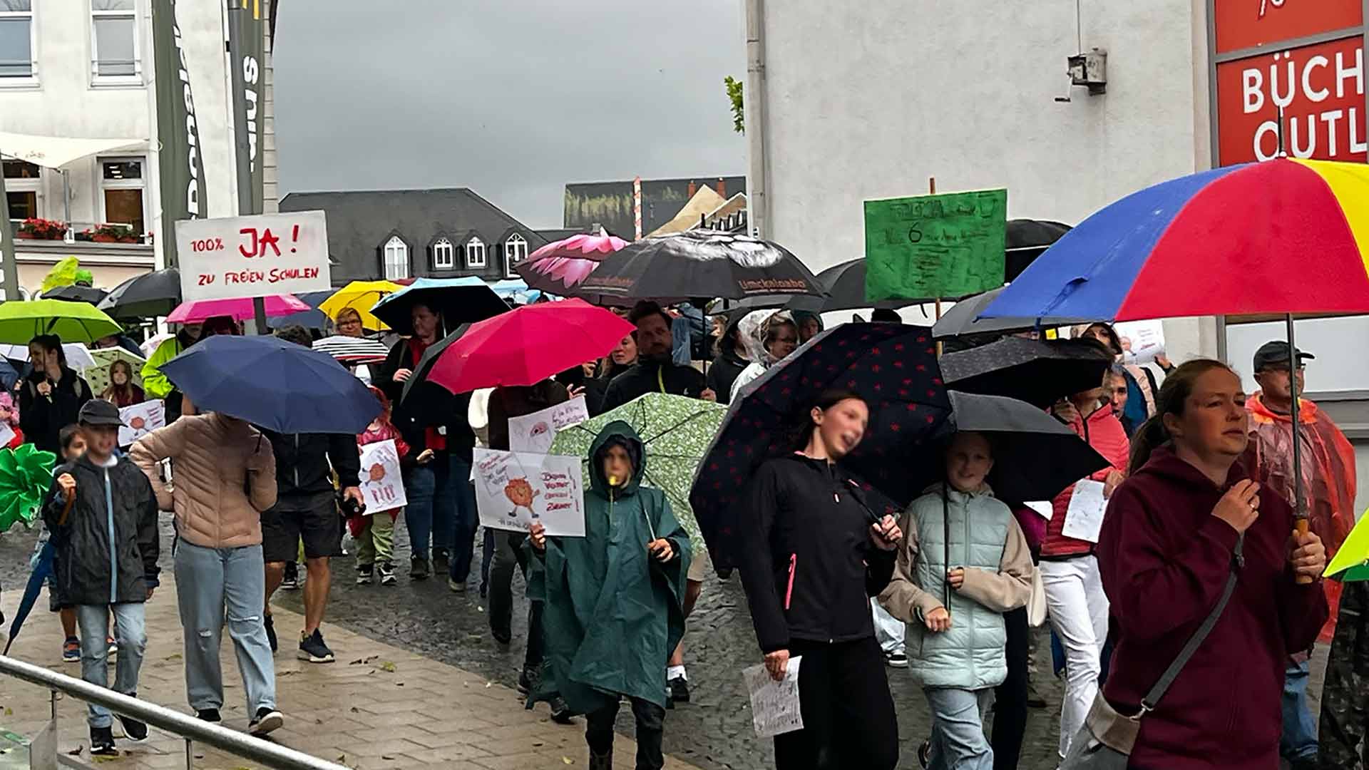 Lautstark und mit selbstgestalteten Plakaten zogen die Protestler durch die Plauener Innenstadt.