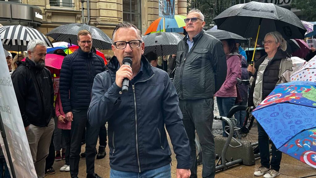 Jan Martin - Vorstandsvorsitzender des Evangelischen Montessori Schulverein Plauen forderte als Mitorganisator die Politik zur Mitarbeit auf.