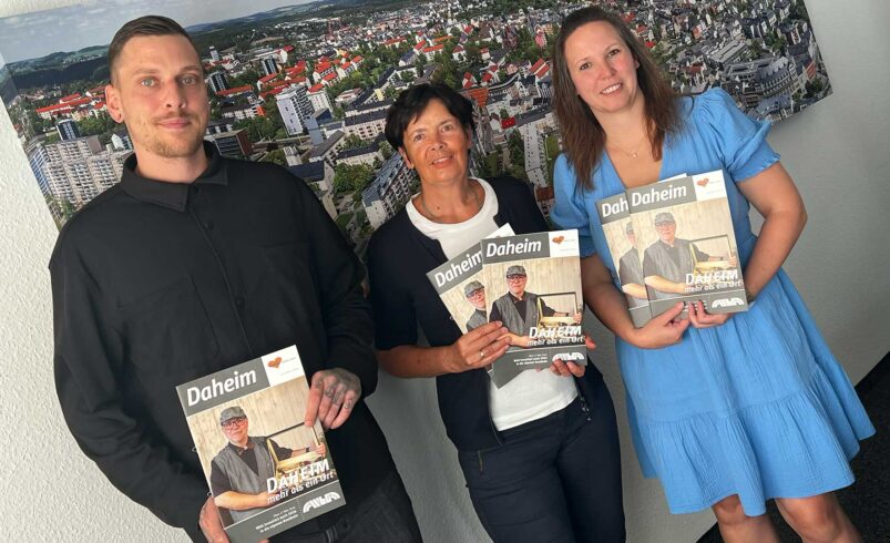 Wohnungsbaugesellschaft- Mitarbeiter Julian Wurziger, Prokuristin Sylvia-Kämpfner und Sabine Lubkowitz halten das Magazin "Daheim" in ihren Händen.