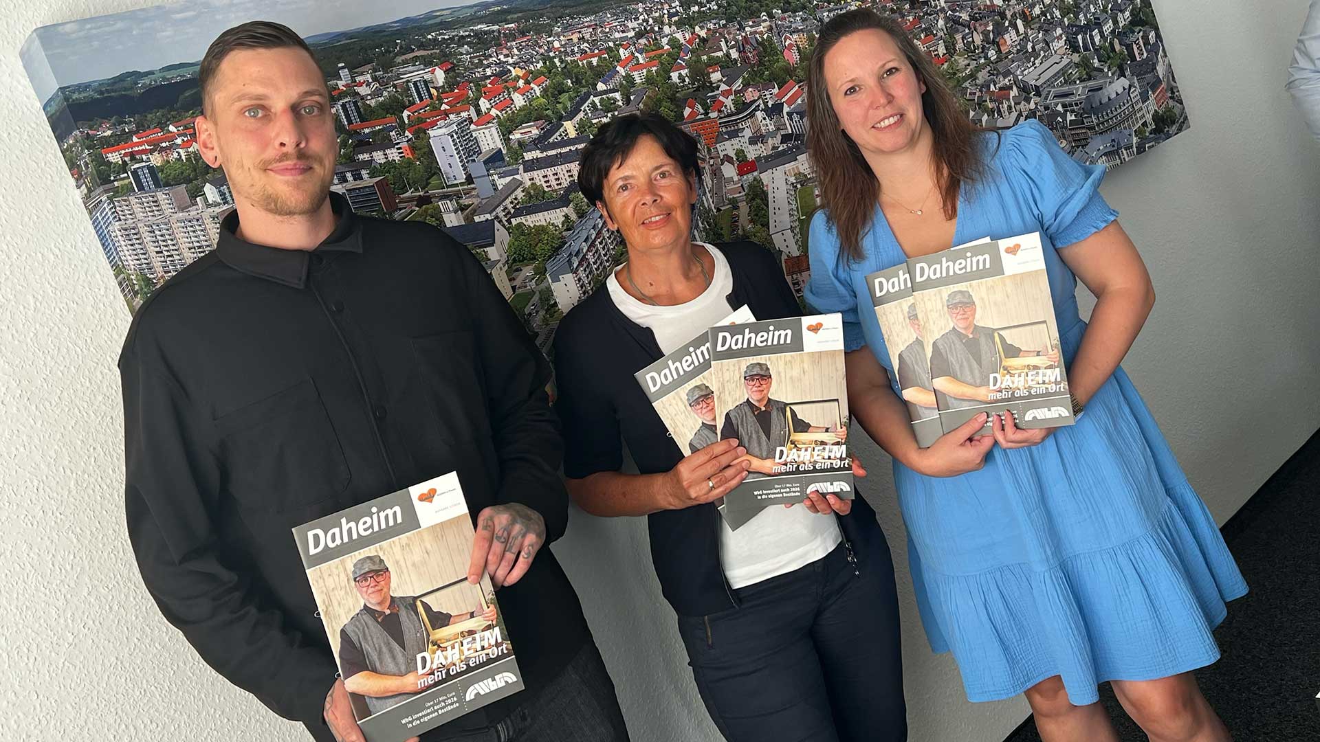 Wohnungsbaugesellschaft- Mitarbeiter Julian Wurziger, Prokuristin Sylvia-Kämpfner und Sabine Lubkowitz halten das Magazin "Daheim" in ihren Händen.