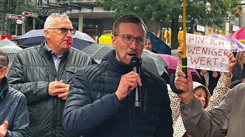 Als einziger Kommunalpolitiker griff Sozial-Bürgermeister Tobias Kämpf spontan zum Mikrofon und kündigte einen Termin mit "Dresden" an.