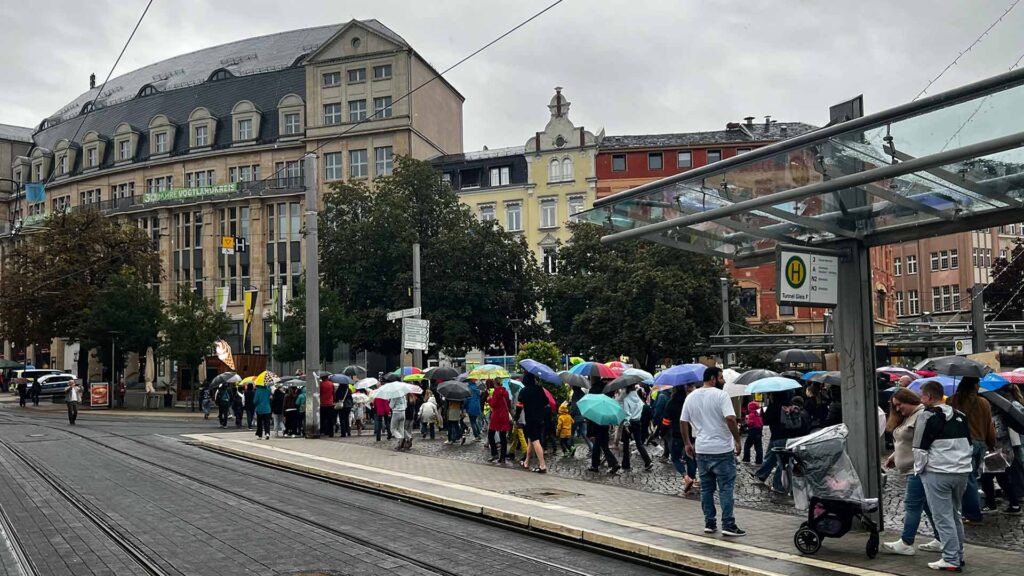 Rund 350 Schüler, Lehrer, Eltern, Großeltern und Unterstützer zogen pfeifend vom Altmarkt durch die Plauener Innenstadt zum Landratsamt.