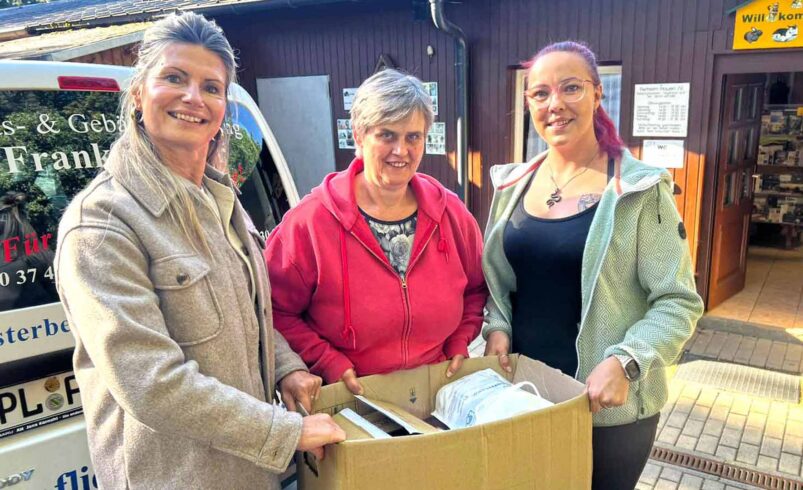 Freut sich über jede Spende: Antje Kausch (Bildmitte) ist die Tierheimleiterin von Plauen und glücklich über jede abgegebene Spende. Bis zu neunmal im Jahr sammelt Reinigungs-Unternehmerin Isabel Fliegner (rechts im Bild) zusammen mit ihrer Objektleiterin Dana Drust für die Auffangstation und die Bewirtschaftung des Tierheims.