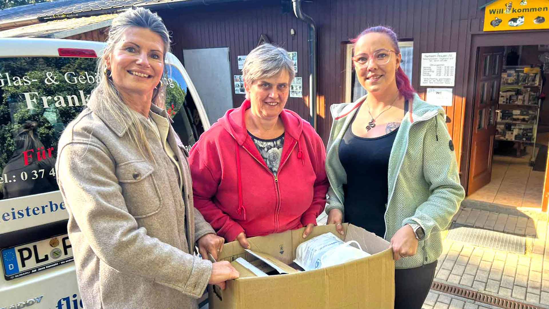 Freut sich über jede Spende: Antje Kausch (Bildmitte) ist die Tierheimleiterin von Plauen und glücklich über jede abgegebene Spende. Bis zu neunmal im Jahr sammelt Reinigungs-Unternehmerin Isabel Fliegner (rechts im Bild) zusammen mit ihrer Objektleiterin Dana Drust für die Auffangstation und die Bewirtschaftung des Tierheims.