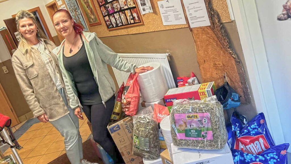 Alles wird gebraucht: Stroh, Hunde- und Tierfutter und verschiedene Reinigungsmittel haben Dana Drust und Isabel Fliegner von der Gebäudereinigung Frank Fliegner beim Tierheim am Galgenberg vorbeigebracht.