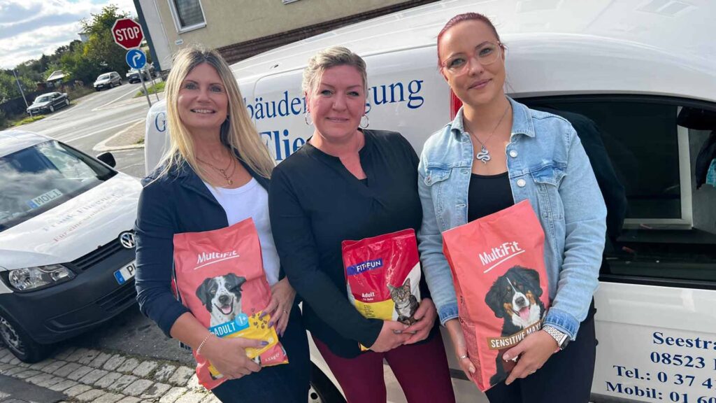 Ein starkes Team: Objektleiterinnen Dana Drust und Nadine Junghans mit Ihrer Chefin Isabel Fliegner (Bild von links). Zusammen sammelt das tierliebe Trio mehrmals im Jahr für das Plauener Tierheim.