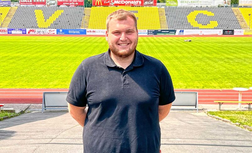 Felix Koppe im Vogtlandstadion vor dem grünen Spielfeld