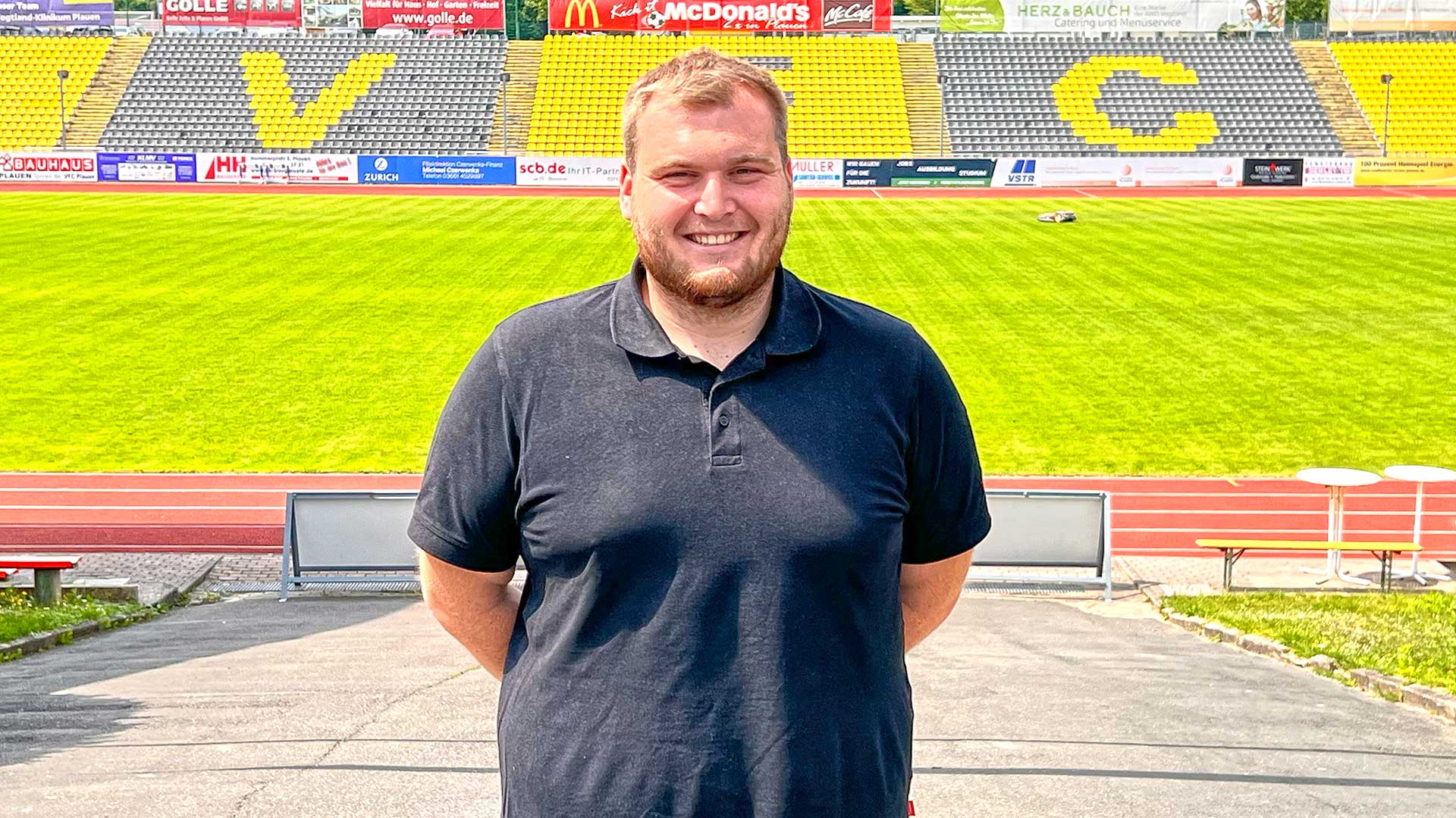 Felix Koppe im Vogtlandstadion vor dem grünen Spielfeld