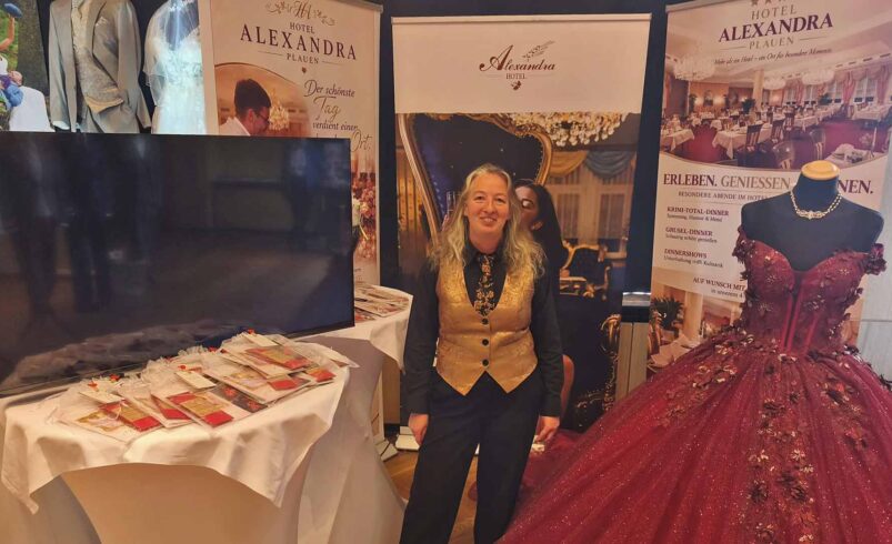Hochzeitsplanerin Claudia Krühne präsentiert auf der Hochzeitsmesse im Plauener Malzhaus die Möglichkeiten des familiengeführten Hotels.