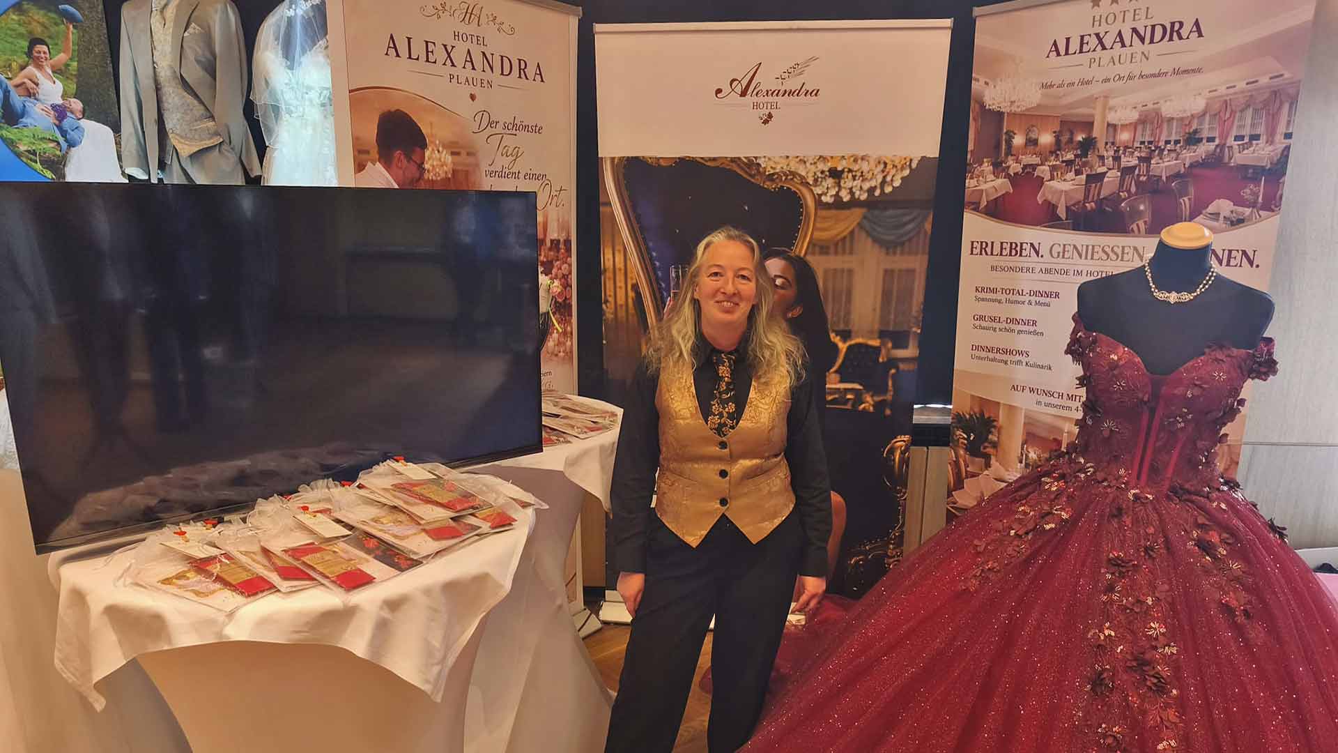 Hochzeitsplanerin Claudia Krühne präsentiert auf der Hochzeitsmesse im Plauener Malzhaus die Möglichkeiten des familiengeführten Hotels.