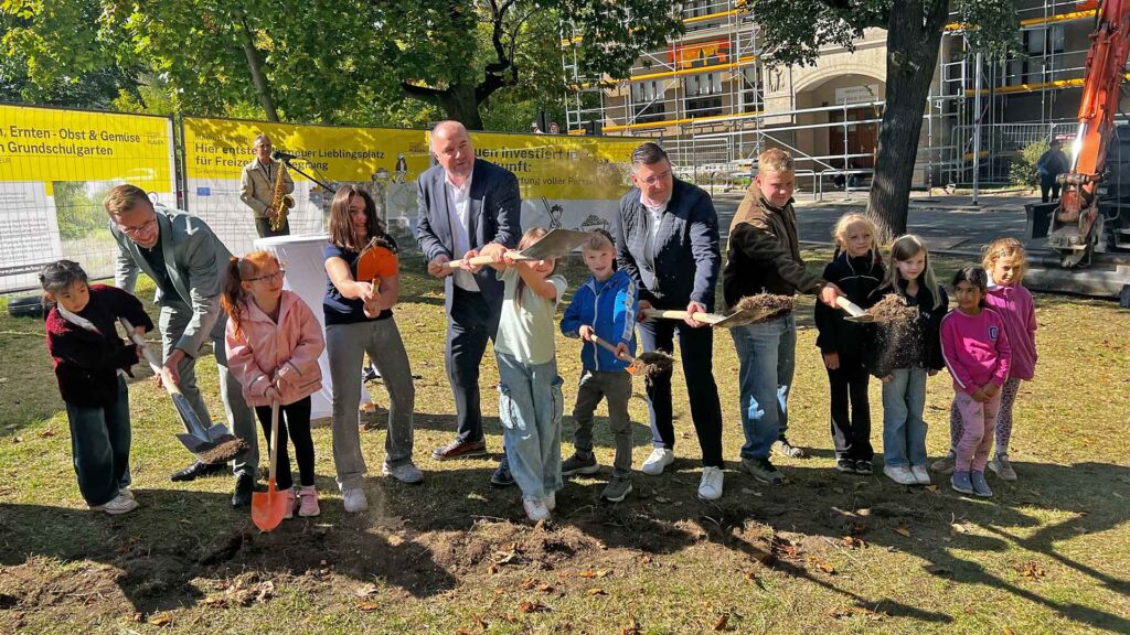 Plauens Bürgermeister Tobias Kämpf und Oberbürgermeister Steffen Zenner, sowie Landrat Thomas Hennig (im Bild von links) mit den Hortkindern der Rückert-Grundschule beim Spatenstich im Plauener Rückertpark.
