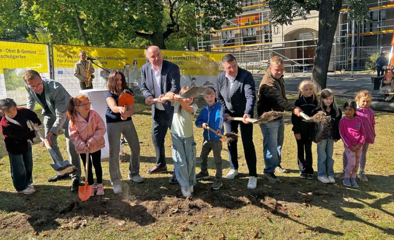 Plauens Bürgermeister Tobias Kämpf und Oberbürgermeister Steffen Zenner, sowie Landrat Thomas Hennig (im Bild von links) mit den Hortkindern der Rückert-Grundschule beim Spatenstich im Plauener Rückertpark.