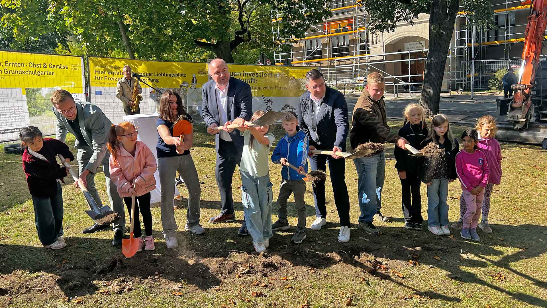 Plauens Bürgermeister Tobias Kämpf und Oberbürgermeister Steffen Zenner, sowie Landrat Thomas Hennig (im Bild von links) mit den Hortkindern der Rückert-Grundschule beim Spatenstich im Plauener Rückertpark.