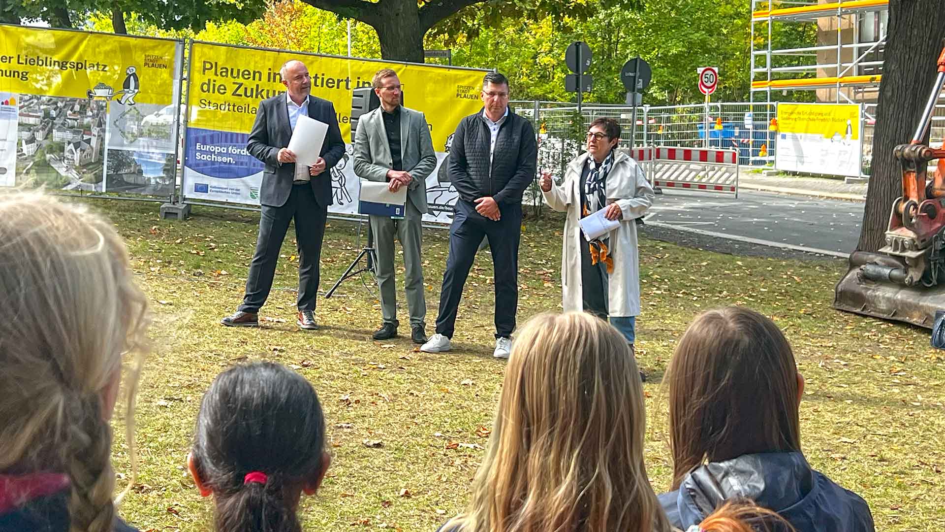 Plauens Oberbürgermeister Steffen Zenner, Bürgermeister Tobias Kämpf, Landrat Thomas Hennig und Bürgermeisterin Kerstin Wolf (im Bild von links) beim Spatenstich im Plauener Rückertpark.