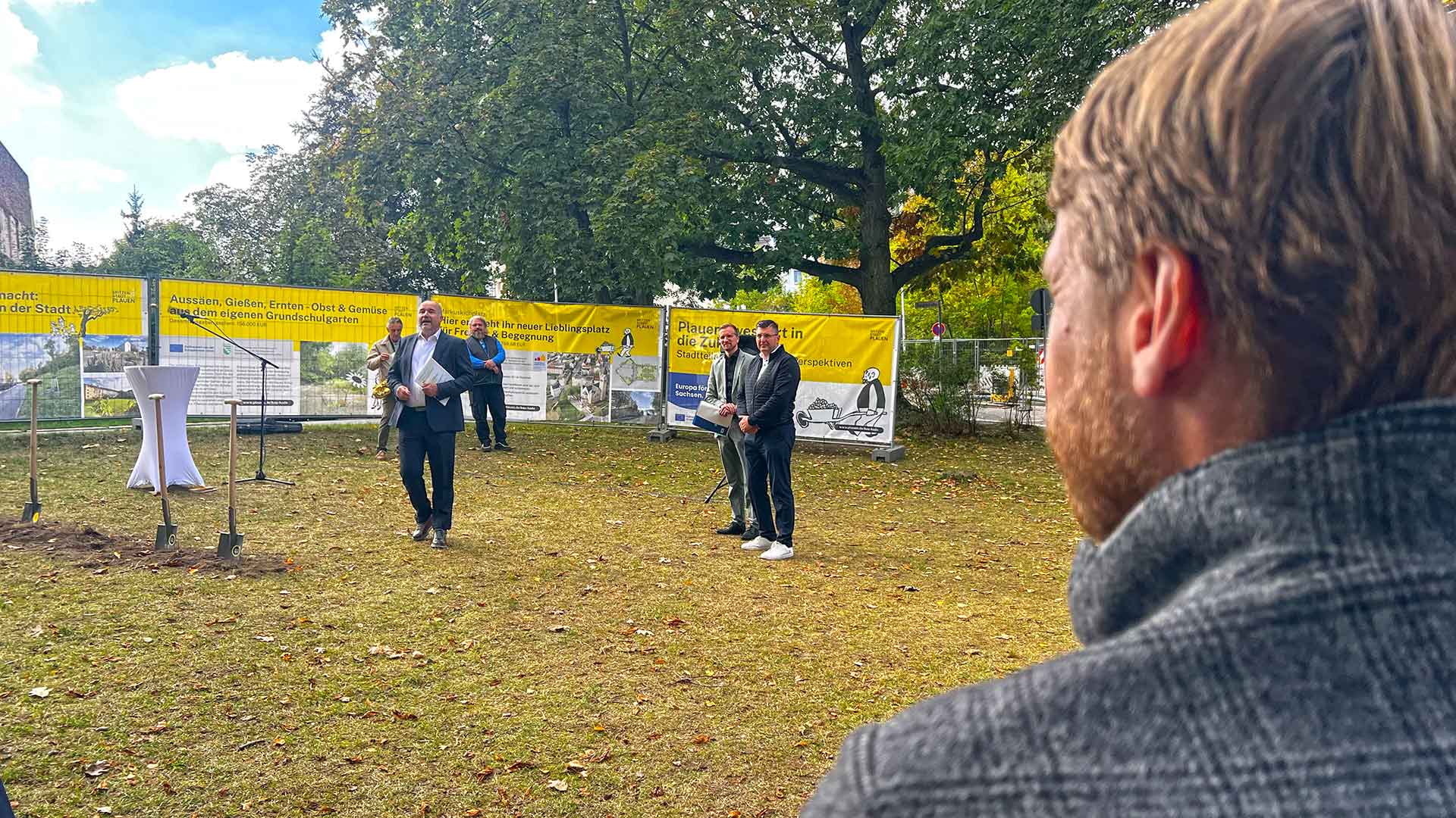 Plauens Oberbürgermeister Steffen Zenner, Bürgermeister Tobias Kämpf und Landrat Thomas Hennig (im Bild von links) beim Spatenstich im Plauener Rückertpark.
